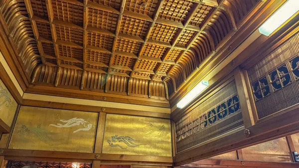 折り上げ格天井の間。壁には絵が描かれている。全体が黄金に光っているように見える