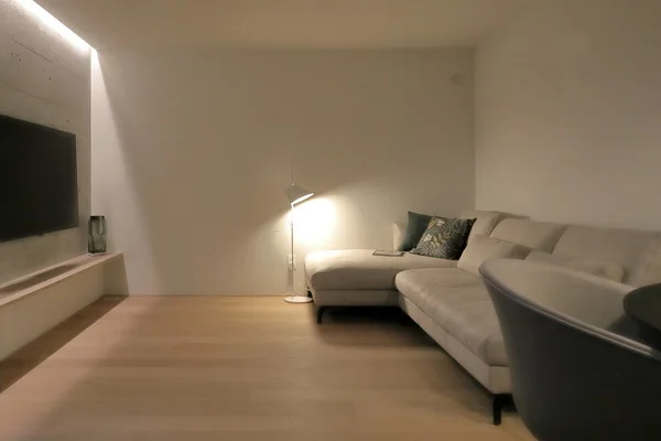 ゆったりとくつろげるリビングスペース。天然石を貼った壁の上部には間接照明が仕込まれている。