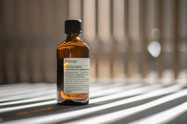 日差しをうける茶色いガラス瓶。瓶には商品ラベルが貼られていて、中に液体が入っている