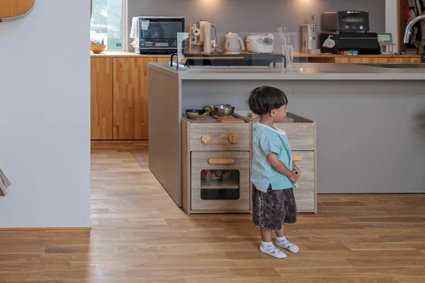 キッチンの前に男の子が立っている。