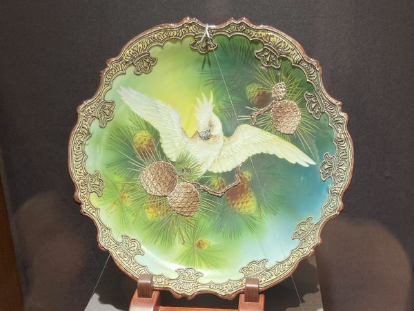 大きな皿。中央に多むが描かれていて、松ぼっくりが配置されている。緑と青の美しいグラデーションになっている。