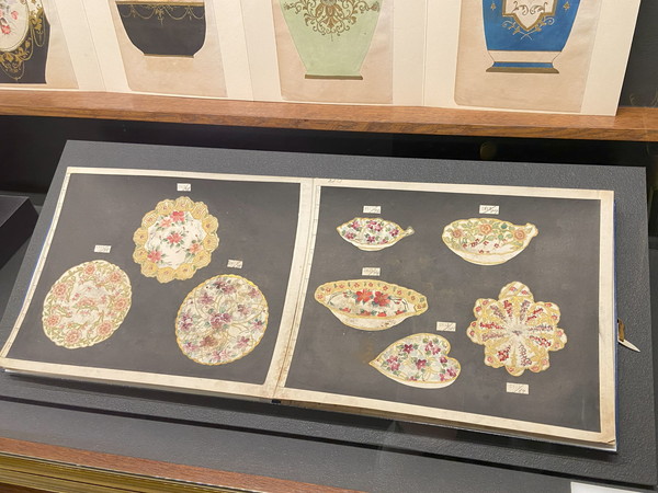 陶器製品のカタログ。