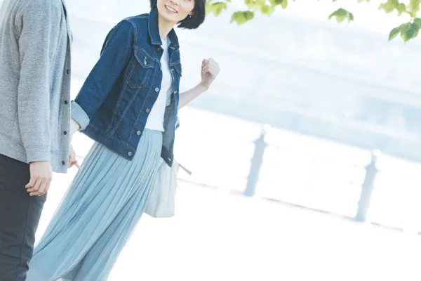 外を歩く若い夫婦