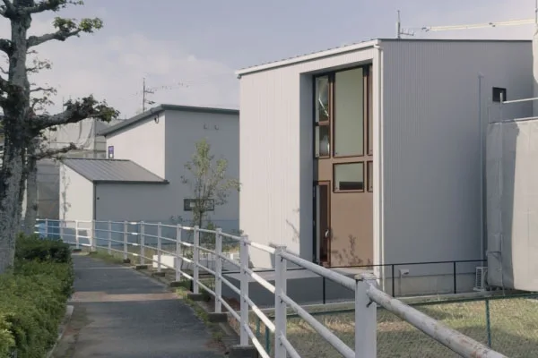 遊歩道から見た家並み。白くて四角い箱型の家が見える