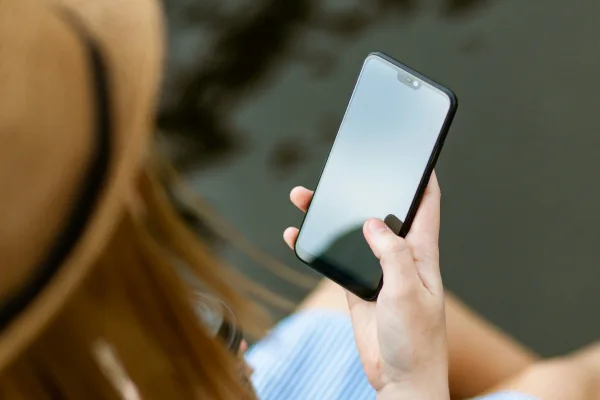 スマートフォンで情報収集をするイメージ