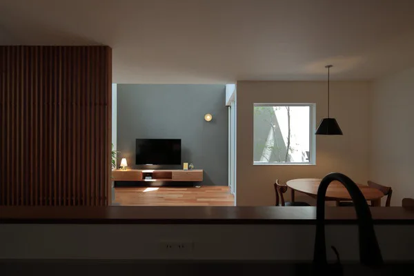 光が差し込むリビング