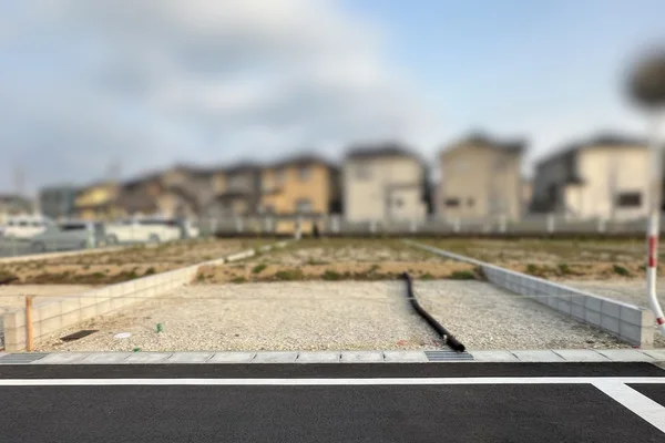 住宅用の土地。奥にはすでに立っている住宅が見える