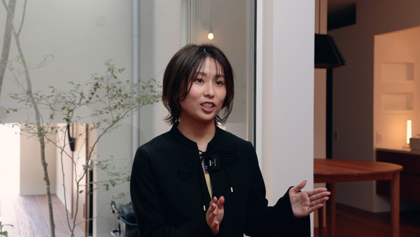 インタビューに答える設計の植松