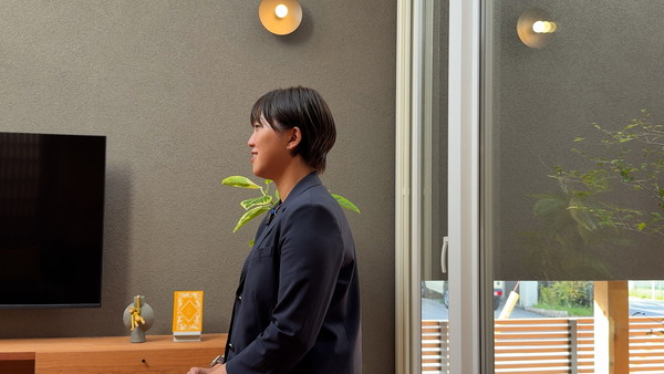 インタビューに答える家づくりアドバイザーの秋屋