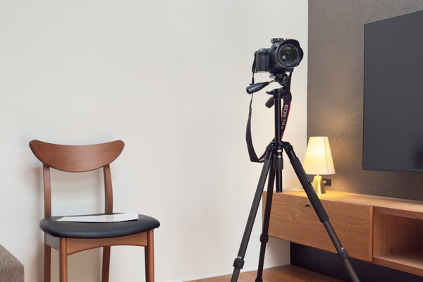 椅子と三脚に載った一眼レフ