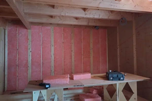 木造住宅の建築中の様子。壁に断熱材が入れられている