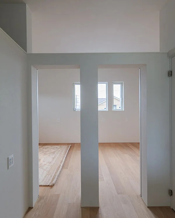 2つ並んだドア。中は1つにつながった部屋になっている