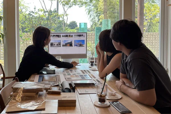 相談する施主と工務店スタッフ