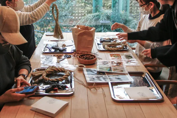 デザインしめ縄を作る様子