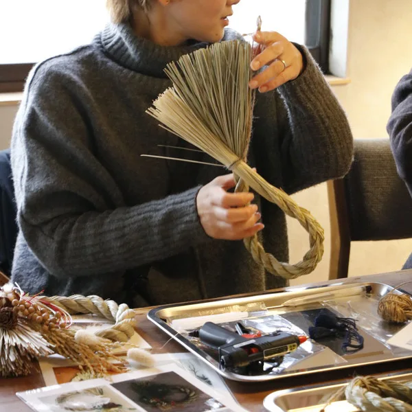 しめ縄を手に持っている人