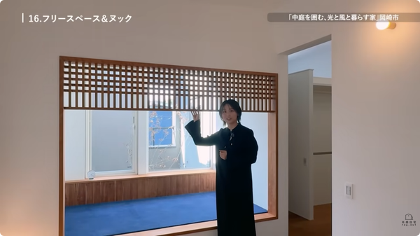 ヌックの前に立って説明する女性。