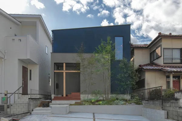 ネイビーとグレーの壁の家