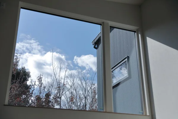 リビングの吹き抜けからは、近所の植栽がみえる