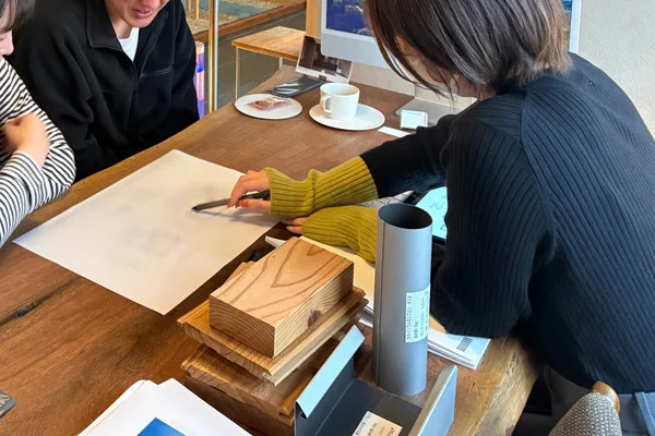 顧客の要望を聞く設計士のイメージ