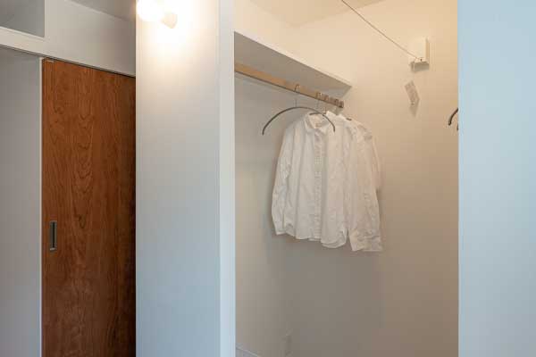 部屋干しされているシャツ