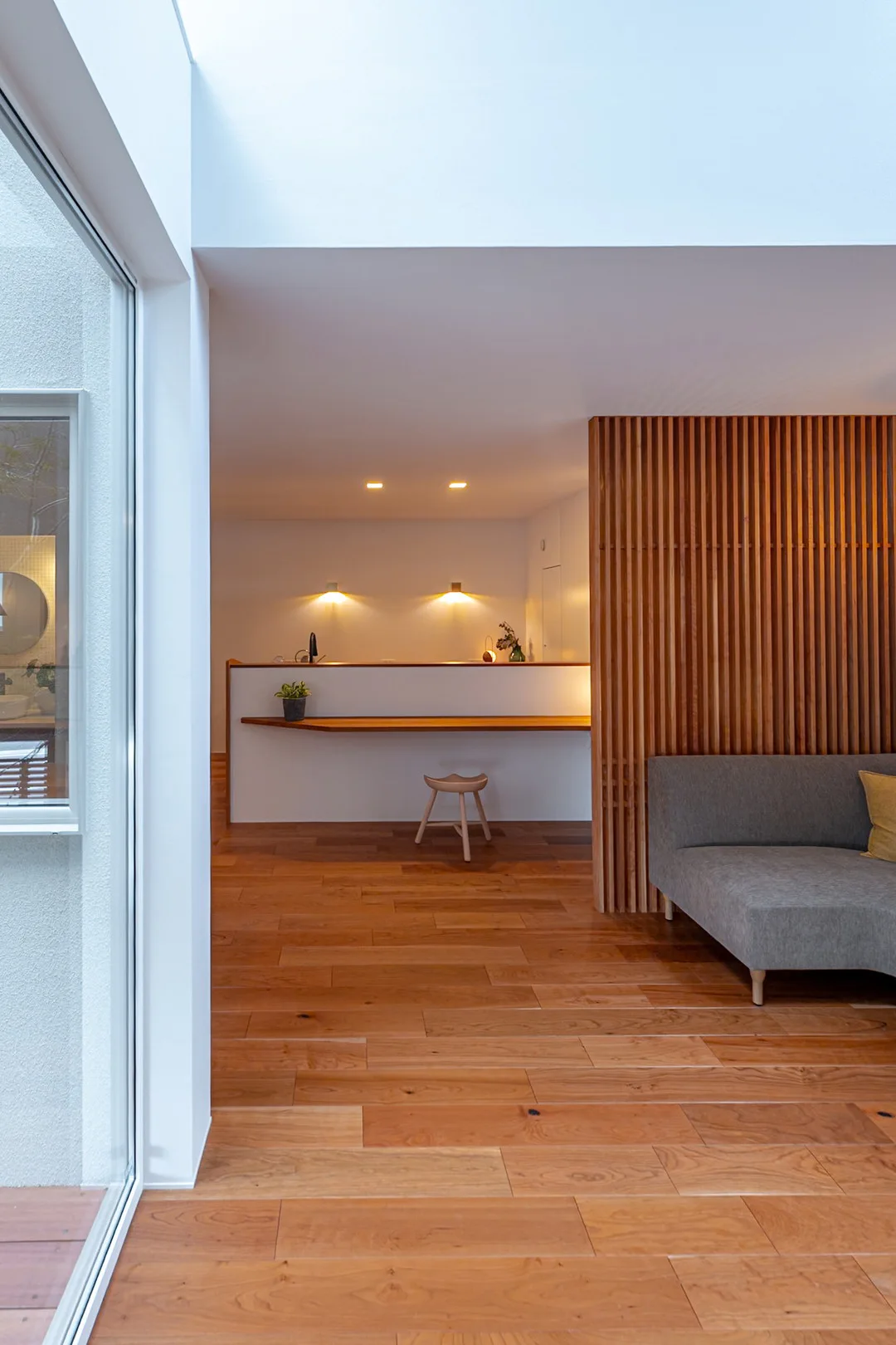 空間を緩やかに仕切る格子と、スタディスペースとして使える壁際のデスク