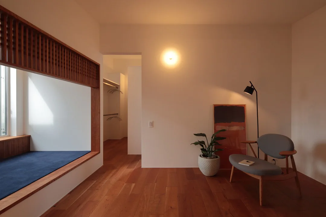 窓辺にあるひろいヌック。廊下を挟んで設けたフリースペースには北欧風のチェアとスタンドライトも配置