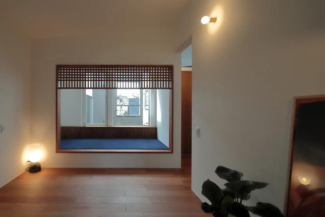 ヌックの全景。低い位置の照明と窓辺のヌックがくつろぎの空間を作っている