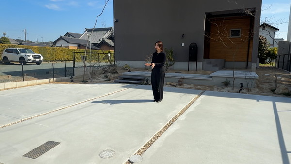 新築の前で解説する設計士