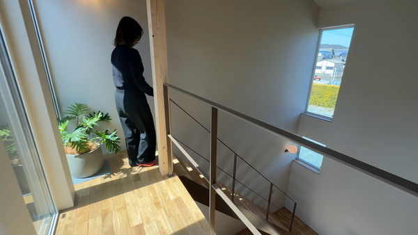 吹抜けの廊下。明るい光が窓から差し込んでいる