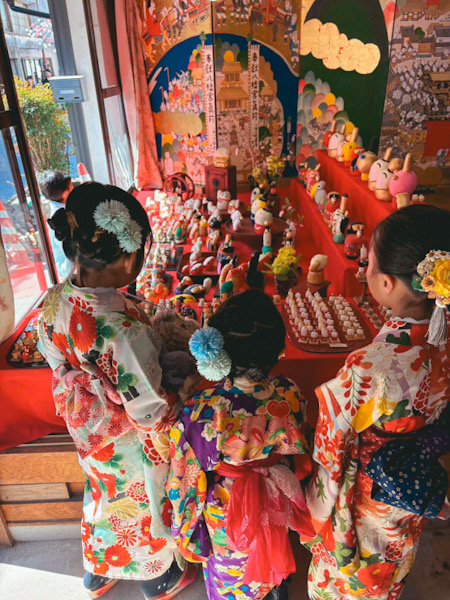 足助のイベント中馬のおひなさんにて歴史あるひな人形や焼き物の展示を見る着物を着た女の子たち