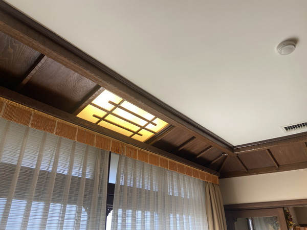昭和に建てられた迎賓館の照明、天井に埋め込まれている