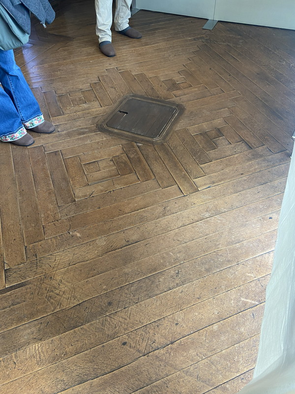 昭和に建てられた迎賓館の床。色の違う木を敷いて模様をつくっている