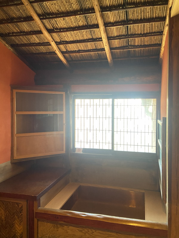 昭和に建てられた迎賓館の洗面台。窓があり、その隣にはコンパクトな収納棚が付いている